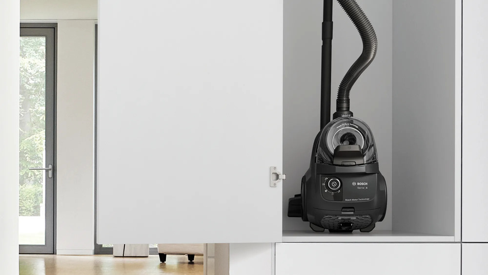 Пылесос Bosch Serie 4 BGC21X300 (550 Вт, контейнер 2 л, чёрный)