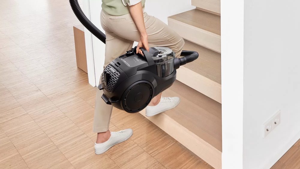 Пылесос Bosch Serie 4 BGC21X300 (550 Вт, контейнер 2 л, чёрный)