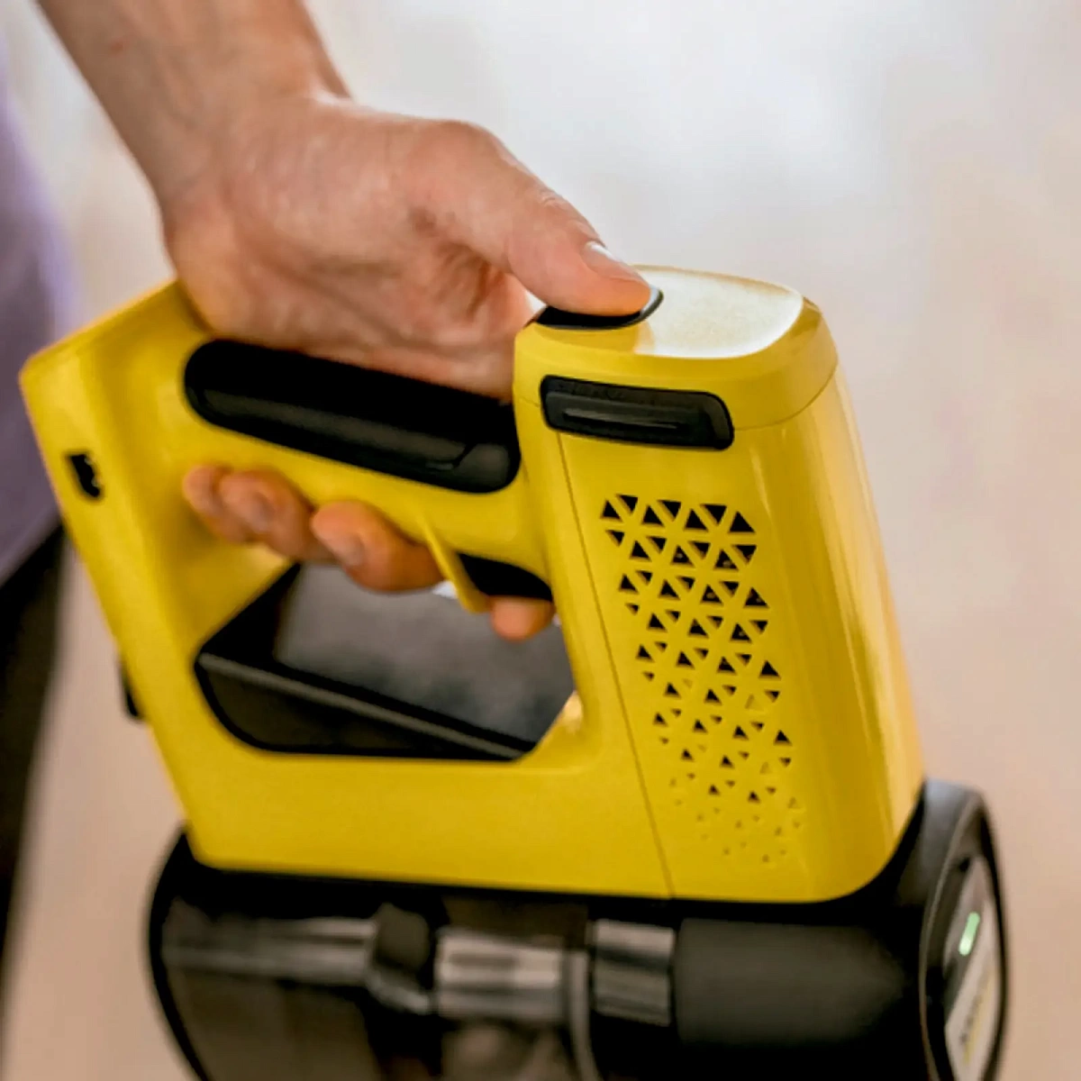 Пылесос вертикальный Karcher VC 4 Cordless myHome (140 Вт, контейнер 0,65л., аккумулятор Li-Ion, время работы до 20 мин.)