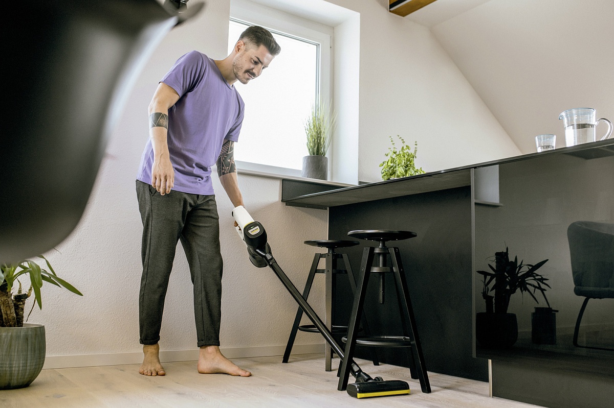 Пылесос вертикальный Karcher VC 4 Cordless myHome (140 Вт, контейнер 0,65л., аккумулятор Li-Ion, время работы до 30 мин./ белый)