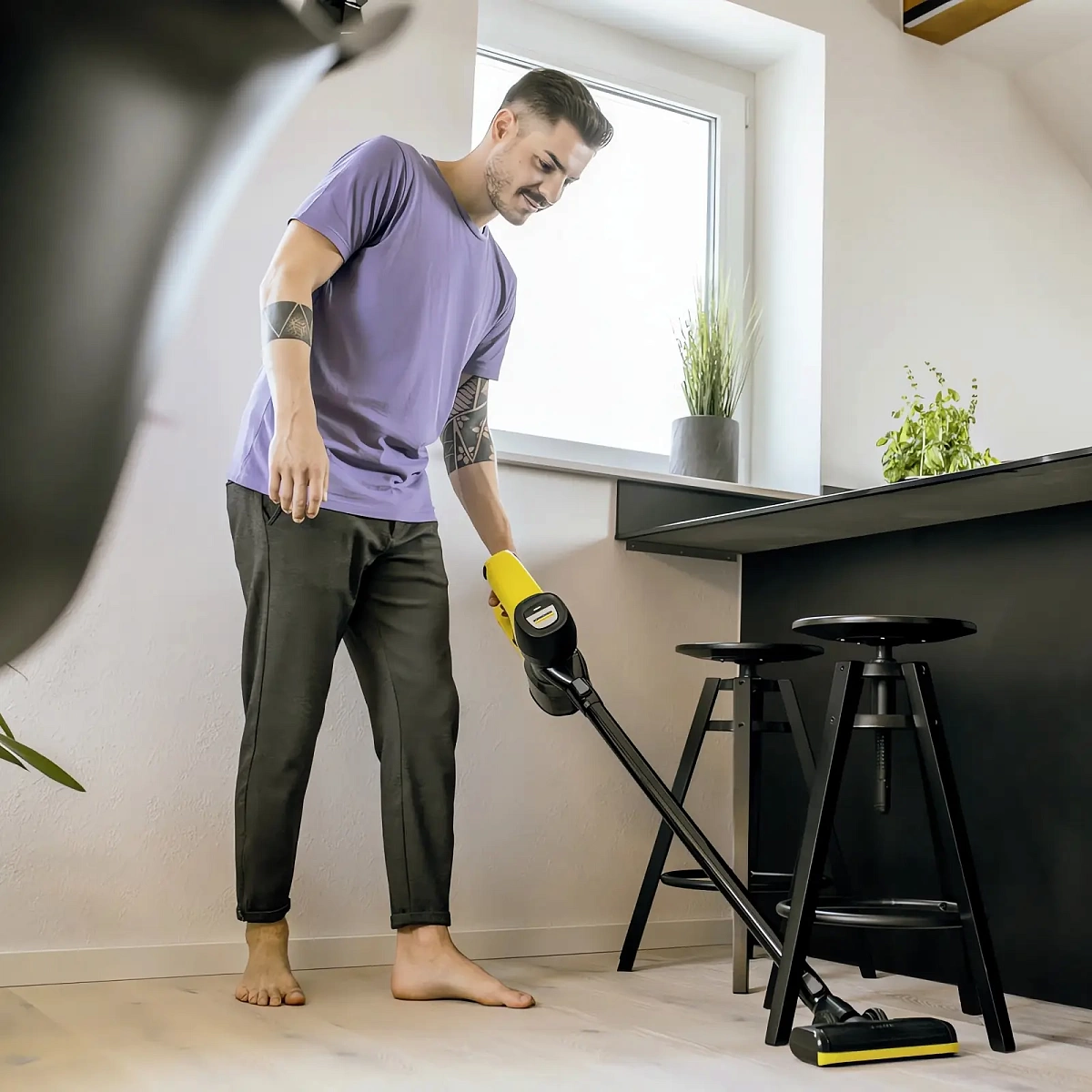 Пылесос вертикальный Karcher VC 4 Cordless myHome (140 Вт, контейнер 0,65л., аккумулятор Li-Ion, время работы до 20 мин.)